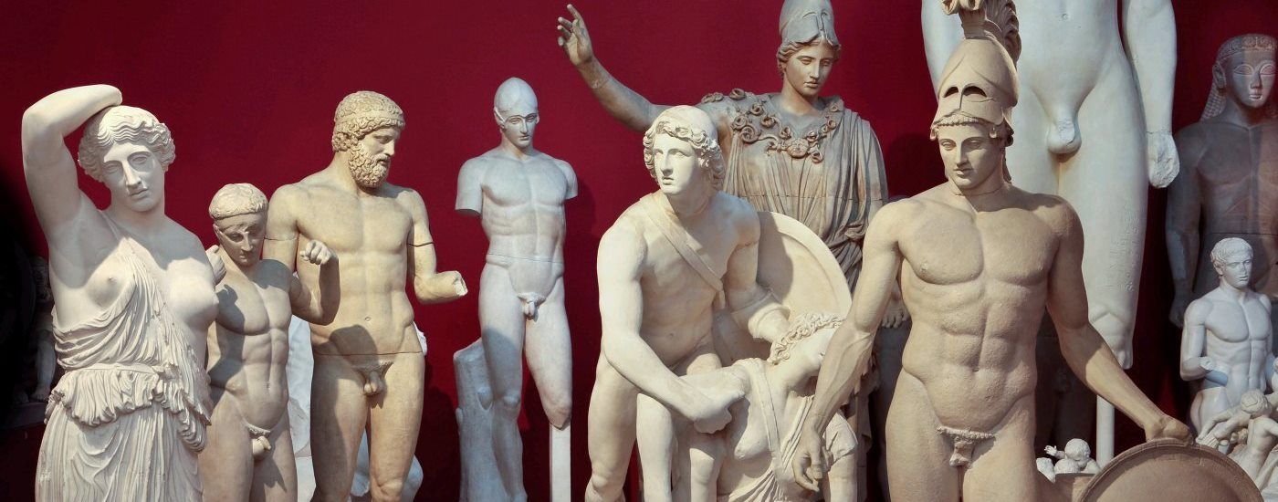 Gipsplastiken gruppiert vor einer roten Wand