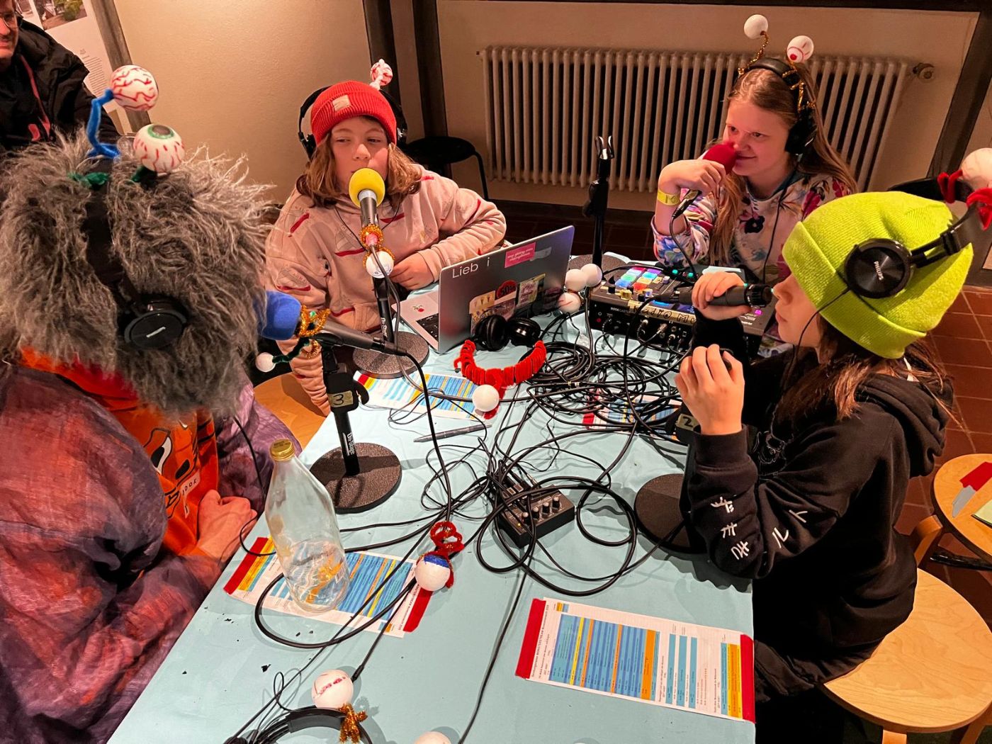 Jugendliche nehmen Aufnahmen im MUKS-Studio auf