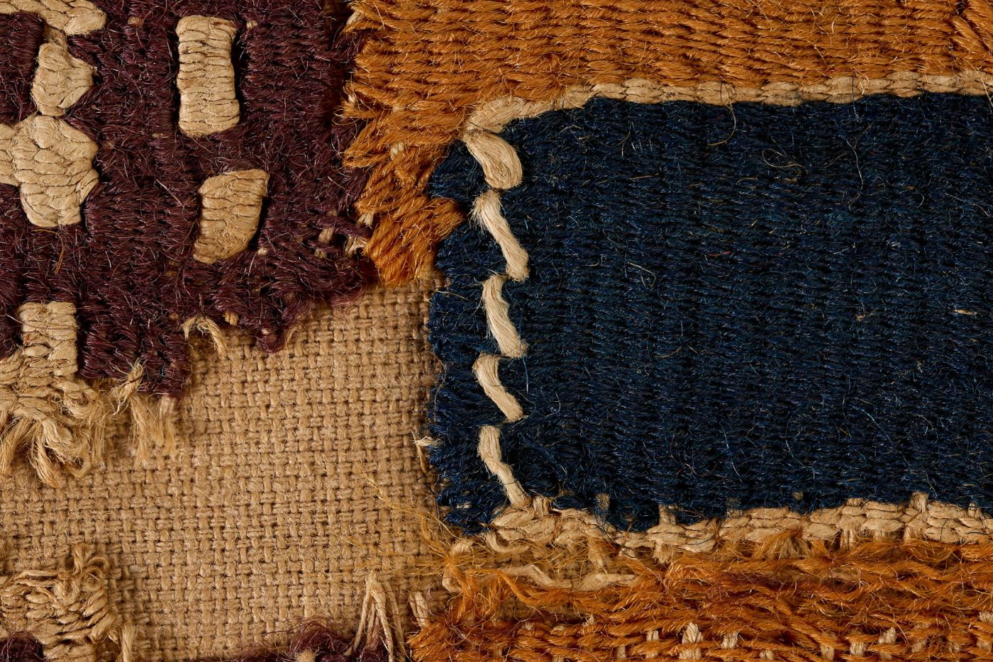 Verschiedene zusammengefügte braune und blaue Stoffteile