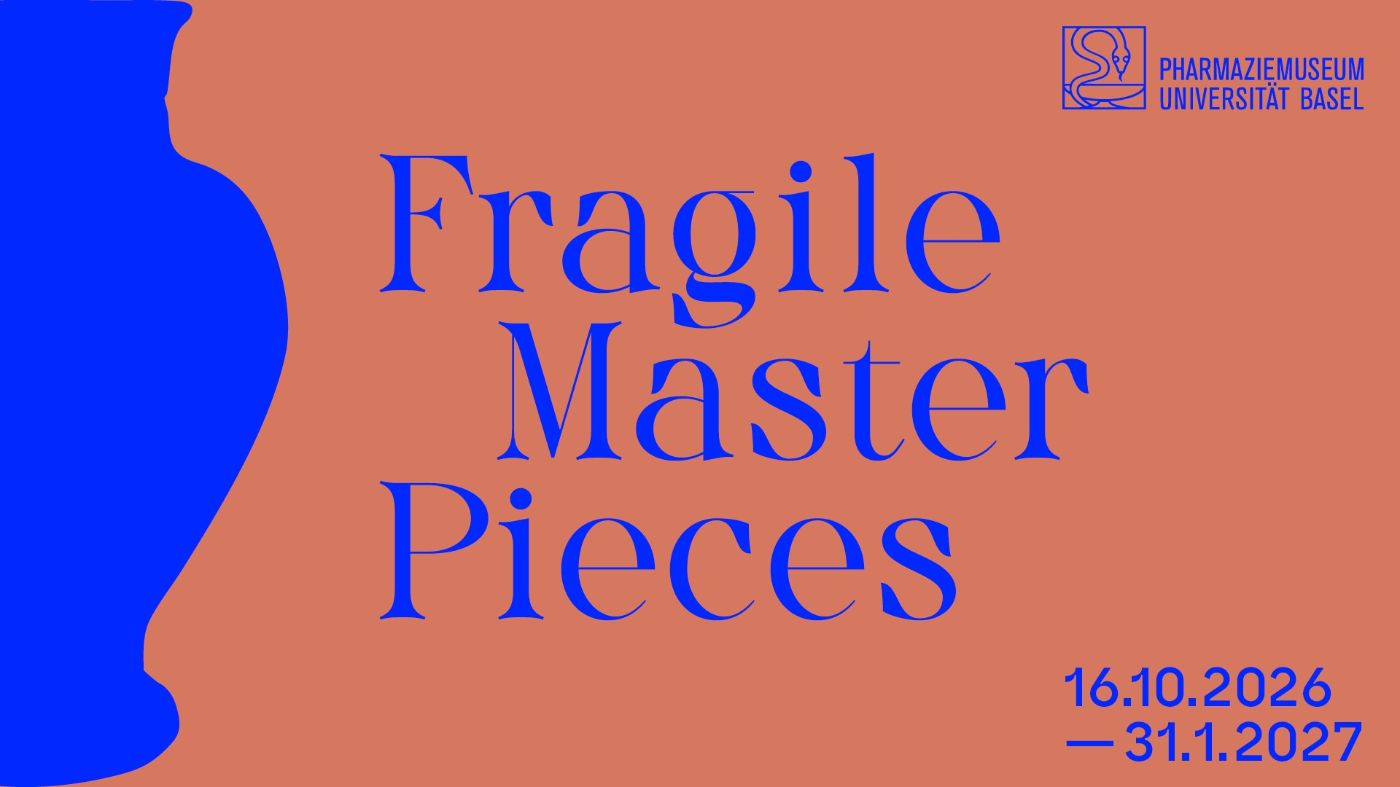 Blaue Schrift auf Terracotta-Hintergrund "Fragile Master Pieces", links ein Apothekengefässst, das Blau eingefärbt ist.