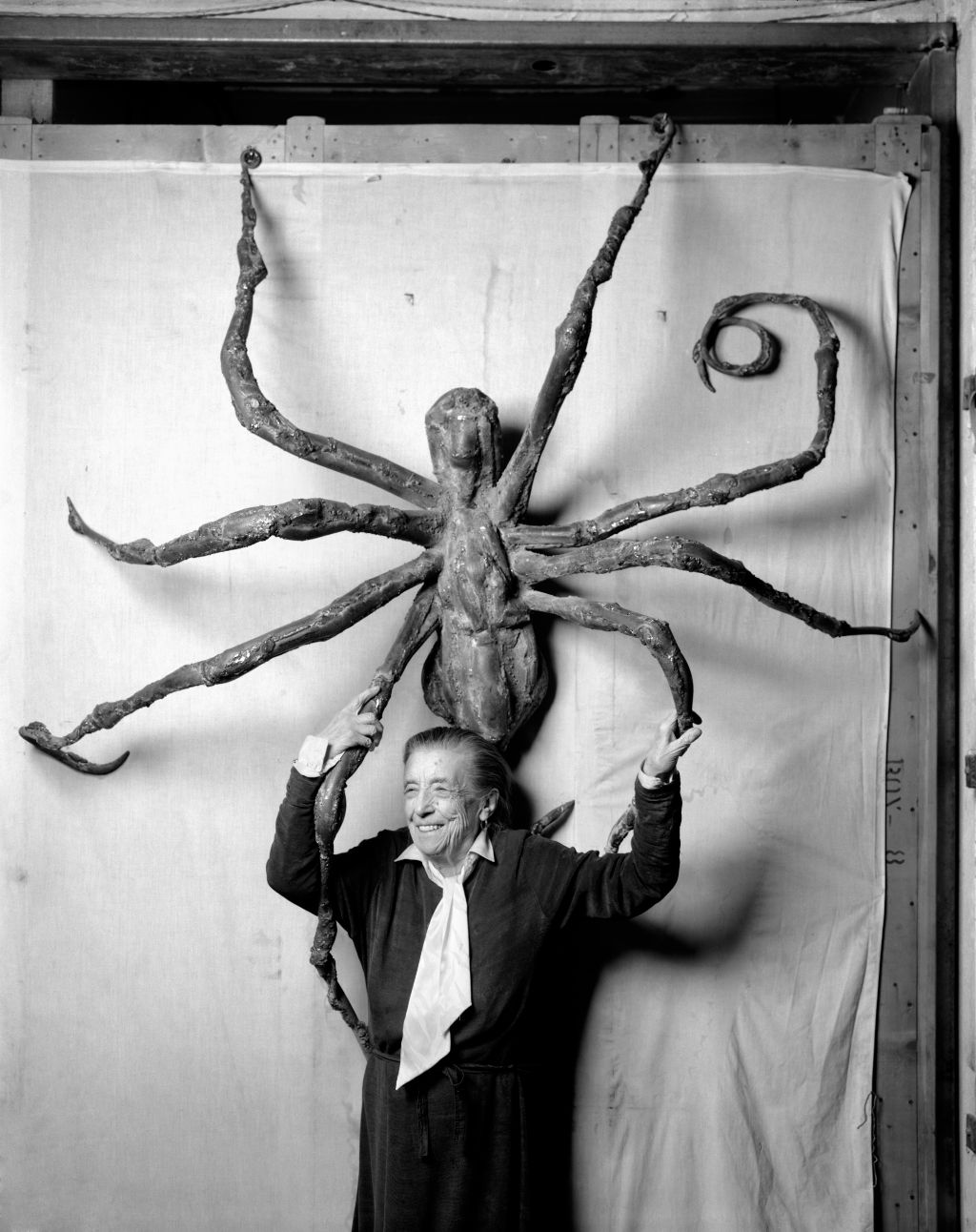 Künstlerin Louise Bourgeois vor einer ihrer SPinnen-Skulpturen
