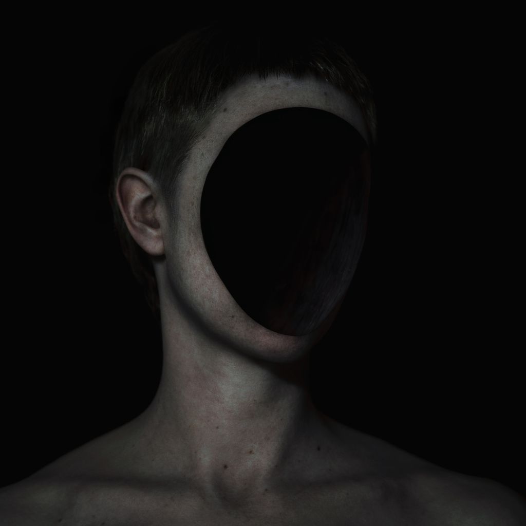 Person mit fehlendem Gesicht auf schwarzem Hintergrund