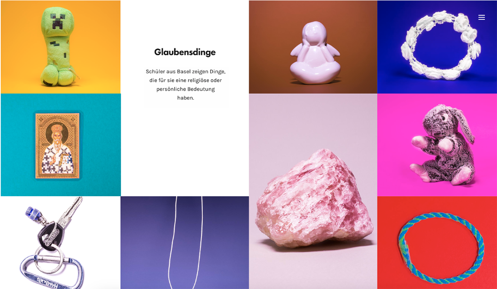 Ein grünes Plüschtier, ein rosa Kristall und ein Stoffhase sind auf bunten Hintergründen