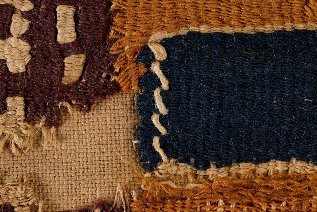 Verschiedene zusammengefügte braune und blaue Stoffteile
