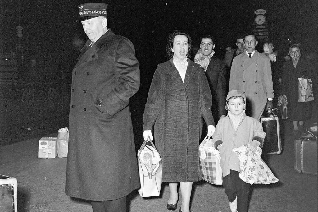Italienerinnen und Italiener am Bahnhof Basel SBB, 1960