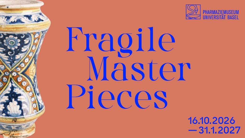 Blaue Schrift auf Terracotta-Hintergrund "Fragile Master Pieces", links ein Apothekengefäss das aufwendig dekoriert ist.
