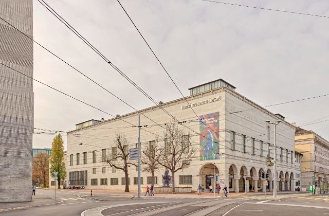 Vue extérieure du Hauptbau du Kunstmuseum Basel, à gauche de l'image on peut voir le Neubau.