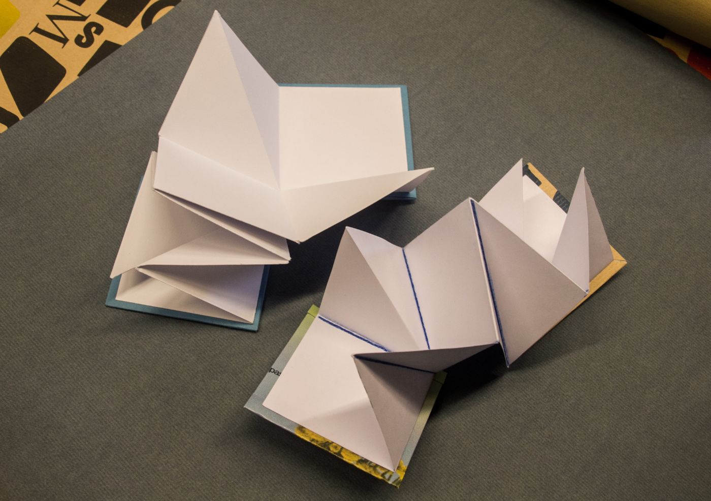 Auf einem Tisch liegen Faltbücher.