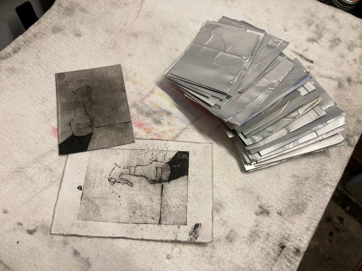 Auf einem Tisch liegen ein Kupferdruck mit einem Wasserhahn und ein Stapel Getränkekartons