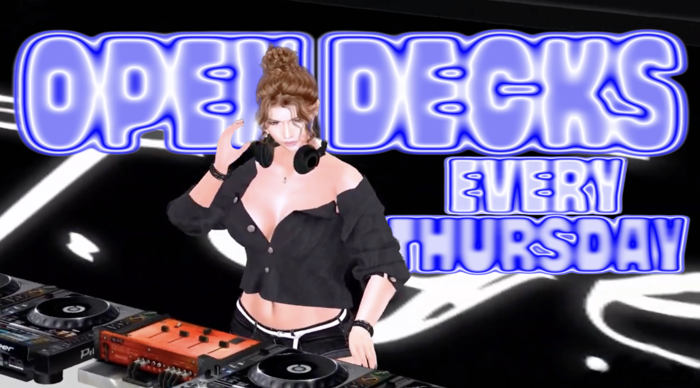 Eine Frau mit Kopfhörern steht an einem DJ-Pult, vor leuchtendem Schriftzug "Open Decks".