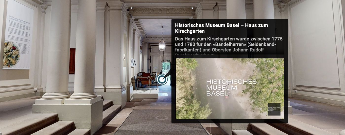 Ein eleganter Korridor mit Säulen und Schautafeln lädt zum virtuellen Erkunden ein.