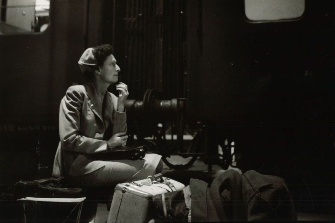 Eine Migrantin am Basler Bahnhof, 1950 – 1959.