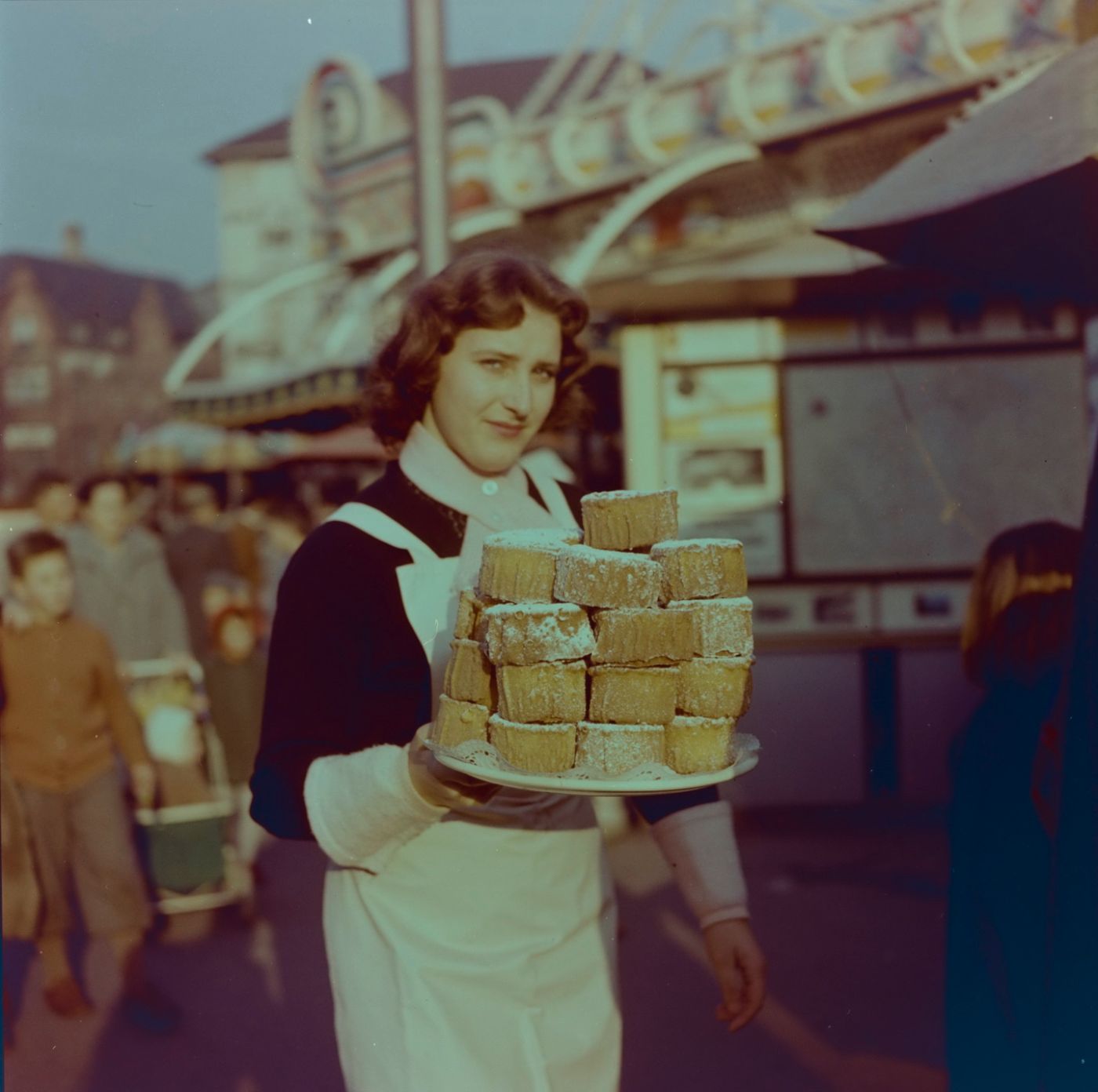 Frau mit einem Teller "Rosekiechli" an der Basler Herbstmesse