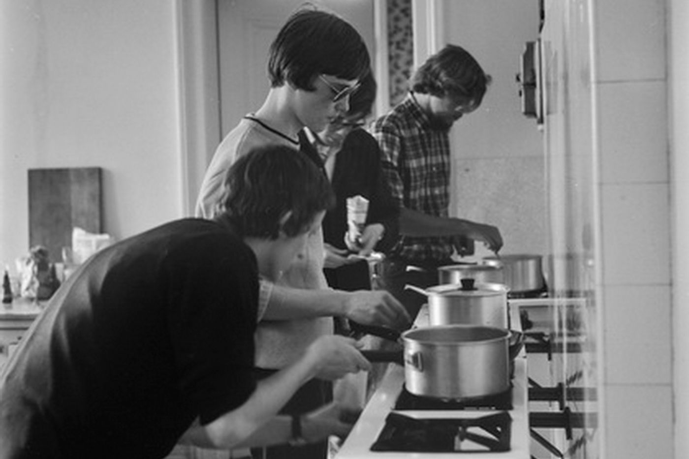Junge Gäste am Kochen in der Gemeinschaftsküche der Jugendherberge im Jahr 1968.