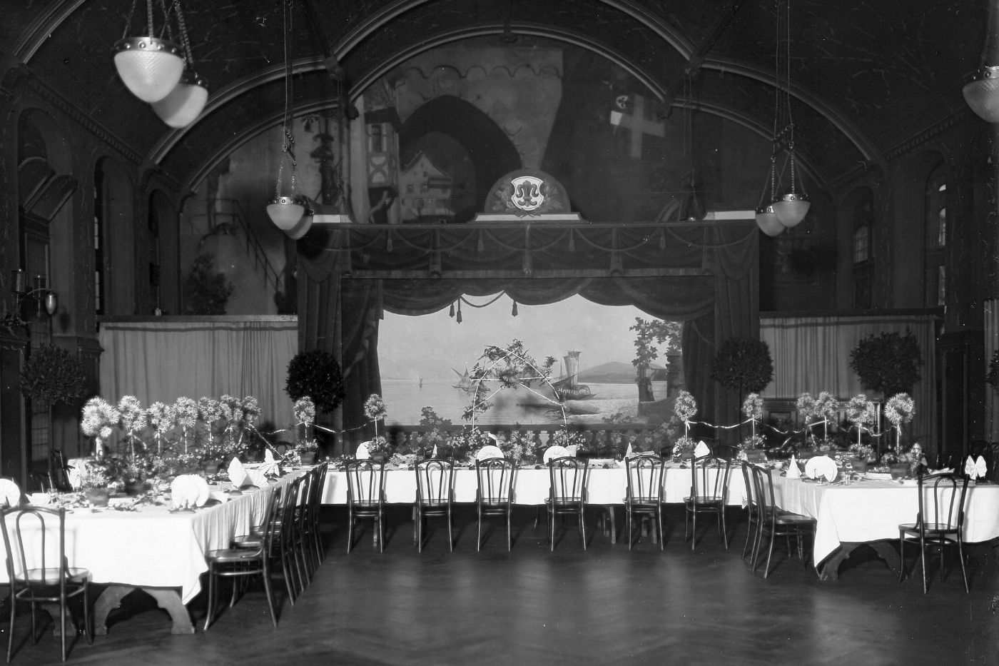 Saal mit gedeckter Tafel in der Safranzunft.