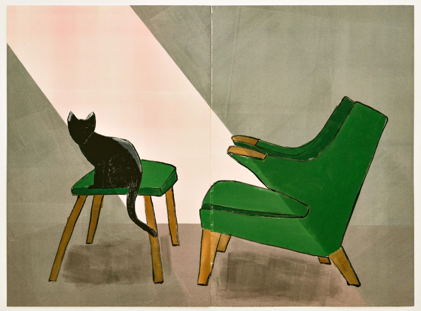 Eine schwarze Katze sitzt auf einem Hocker in einem Lichtstrahl neben einem grünen Sessel.