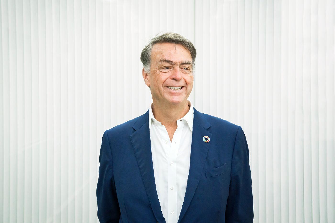 André Hoffmann steht vor einer weissen Wand.