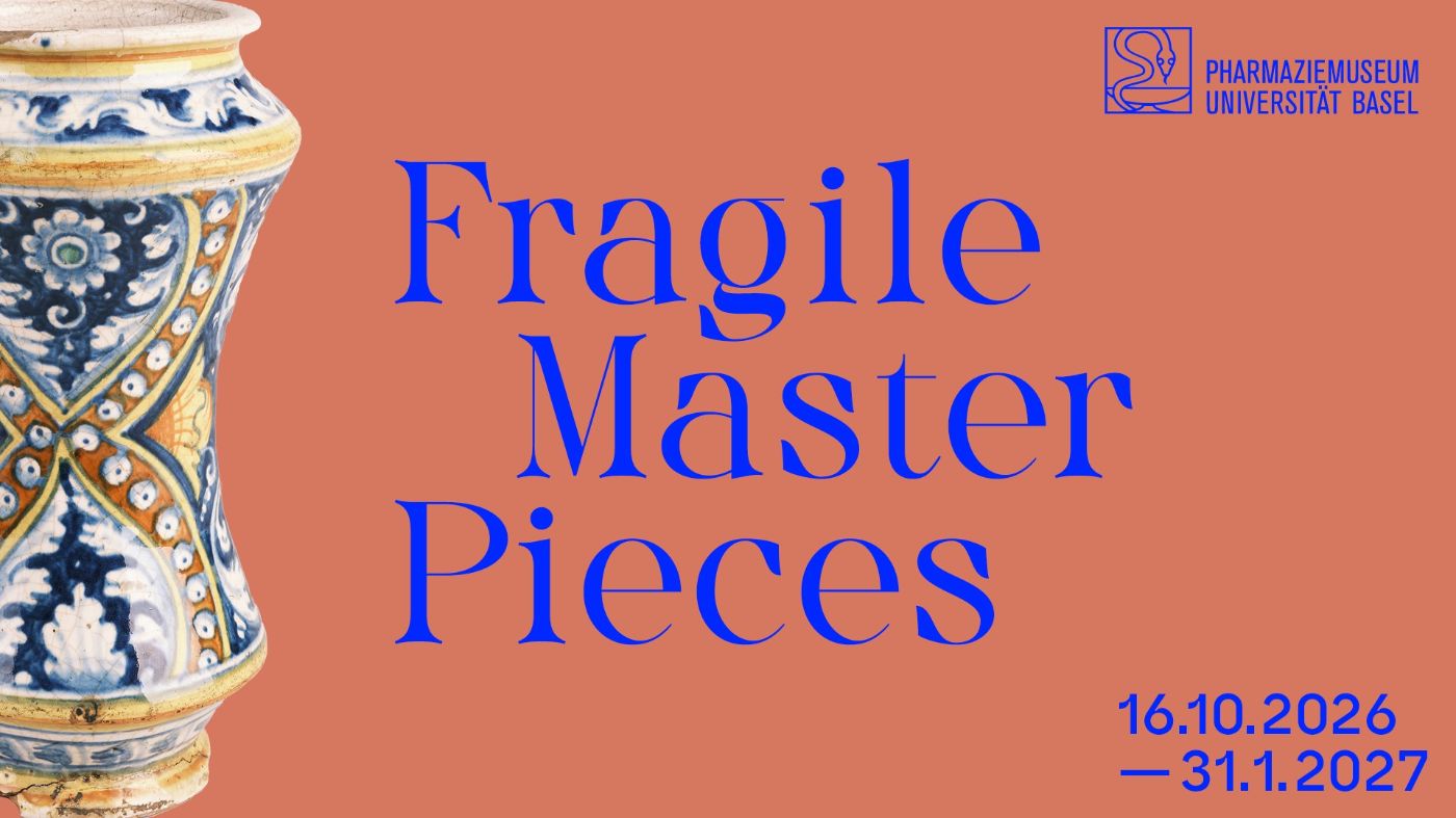 Blaue Schrift auf Terracotta-Hintergrund "Fragile Master Pieces", links ein Apothekengefäss das aufwendig dekoriert ist.