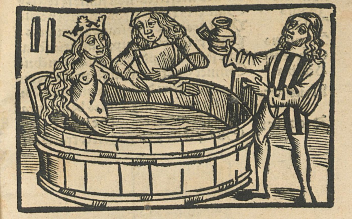 Eine Frau sitzt in einer Holzbadewanne und wird von zwei Badern bedient