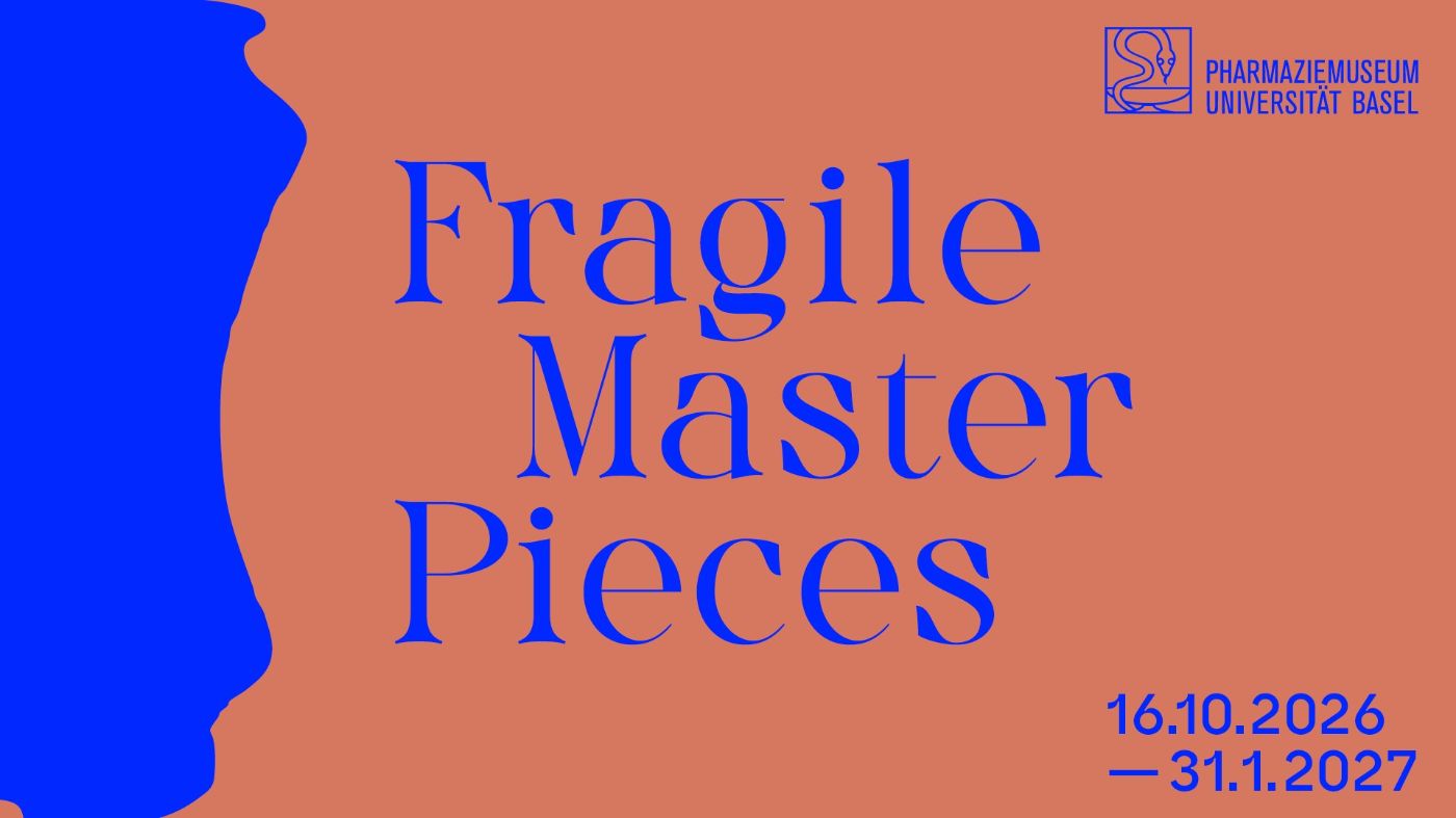 Blaue Schrift auf Terracotta-Hintergrund "Fragile Master Pieces", links ein Apothekengefäss das blau eingefärbt ist.
