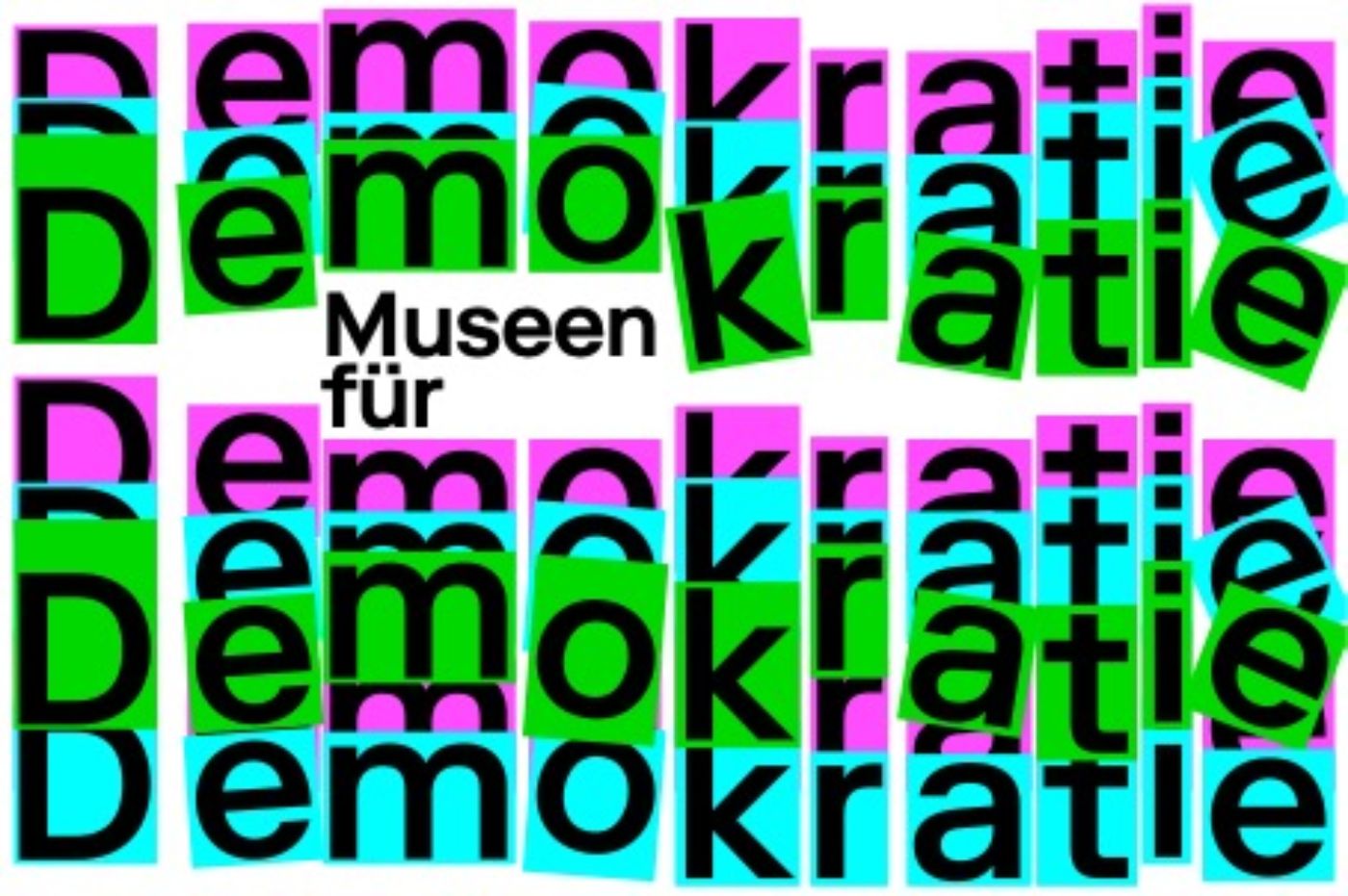 Bunte, überlappende Schriftzüge bilden das Wort „Demokratie“ in verschiedenen Farben.