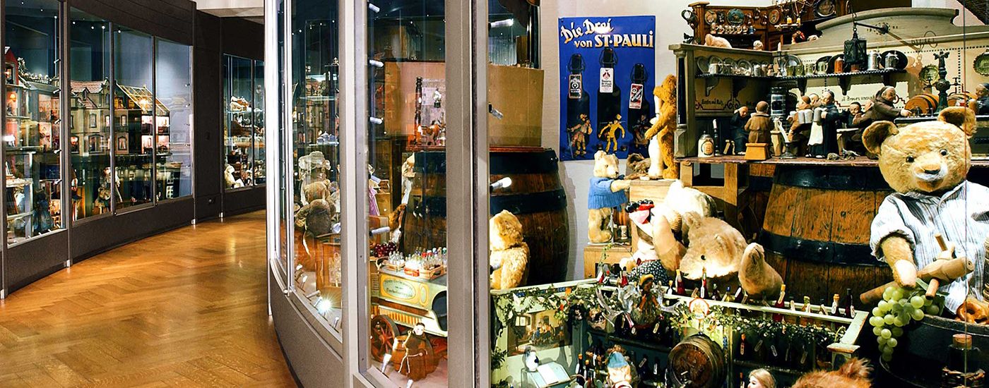 Teddy bears and miniatures in detailed display cases enliven the lovingly designed exhibition