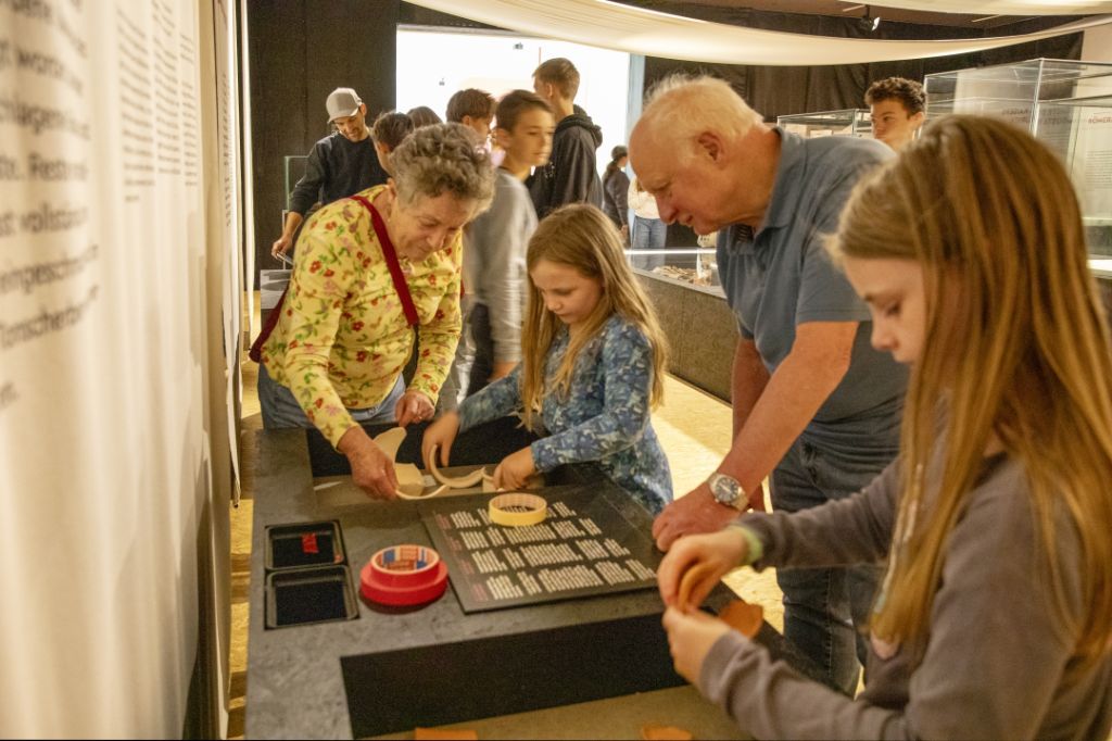Family tour of the museum with translation into sign language (DSGS)
