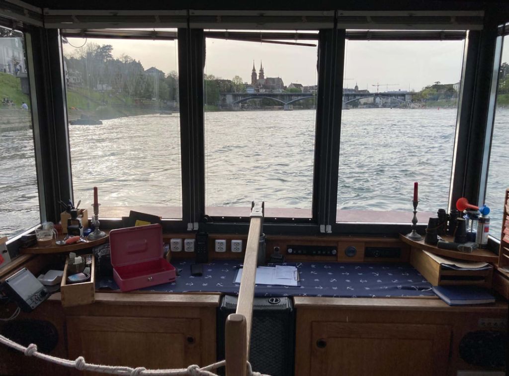 Eine Cockpit-Ansicht mit Blick auf einen Fluss; im Hintergrund ist eine Brücke sichtbar.