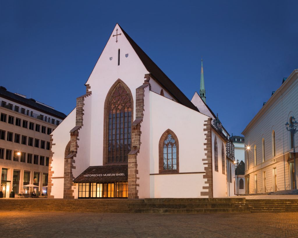Eine beeindruckende gotische Kirche mit erleuchteten Fenstern leuchtet im Abendlicht