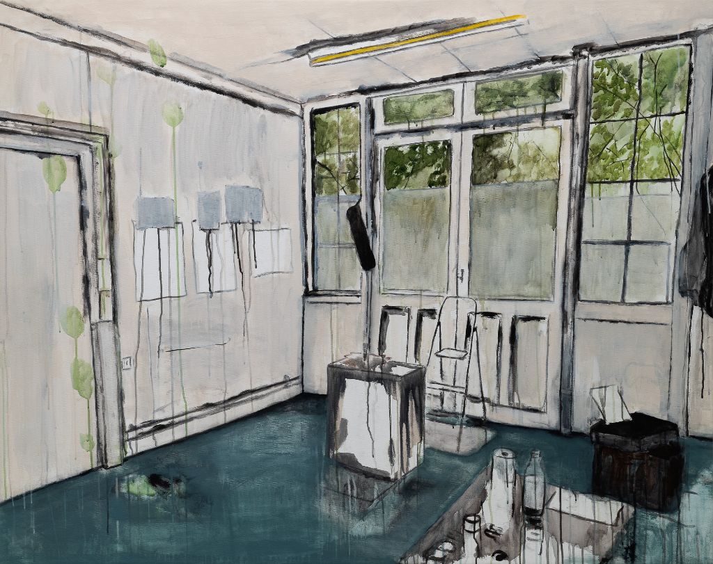 Ein heller Raum mit grossen Fenstern, leeren Stühlen, und dezenten grünen Elementen an den Wänden