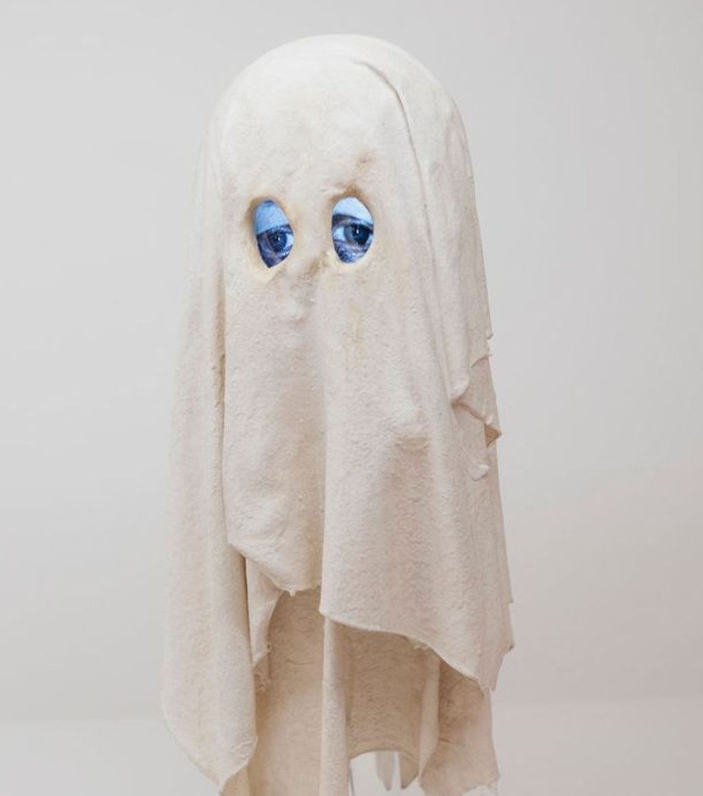 Ein schlichtes Kostüm mit weissen Laken und blauen Augen, die durch kleine Augenlöcher blicken