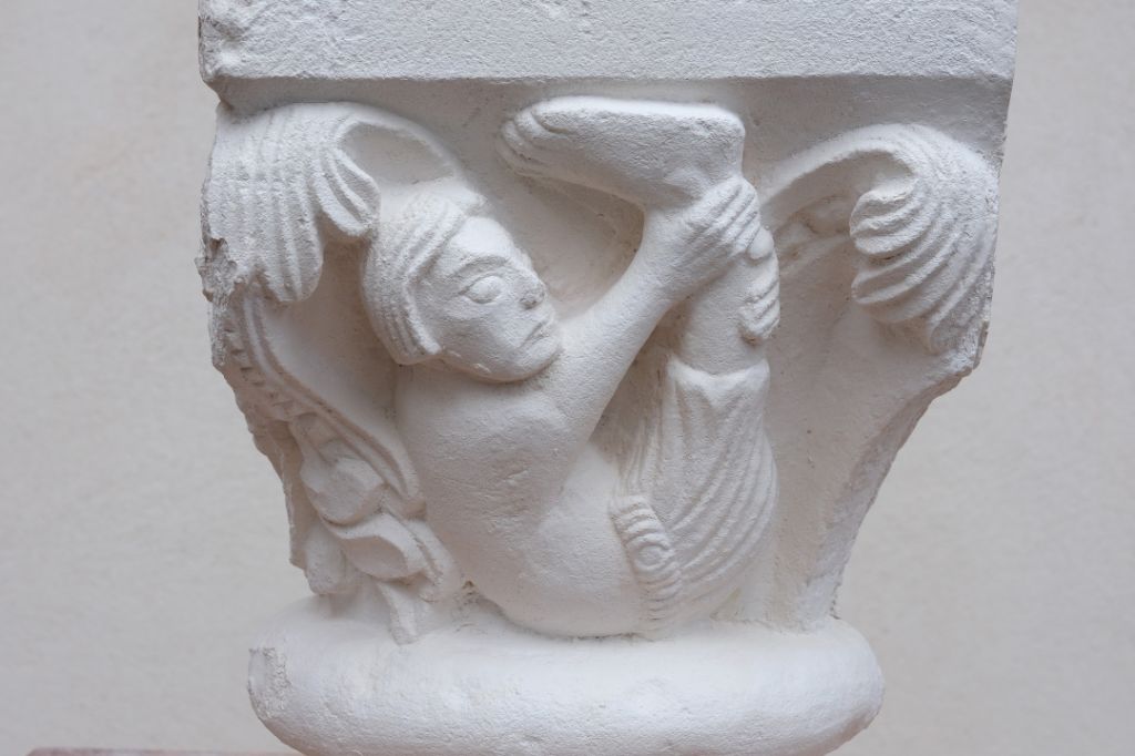 Kapitell mit Schattenfüssler (Skiapode), Basler Münster, Ende 12. Jh., Gipsabguss von 2021. Foto: MKK, Walter Derungs