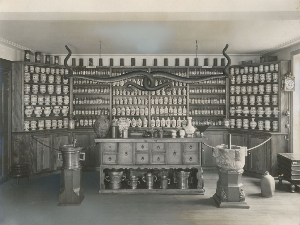 Alte Ausstellung des Pharmaziemuseums