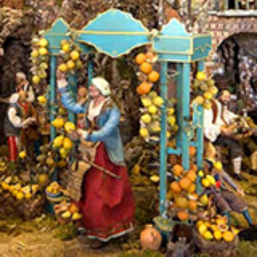 Eine Frau in traditioneller Kleidung sammelt Früchte unter einem reich verzierten Pavillon.