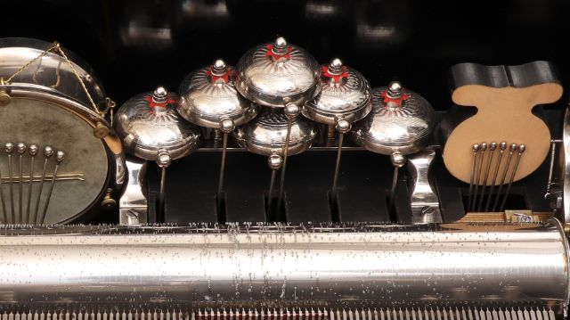 Detail einer Schweizer Musikdose. 